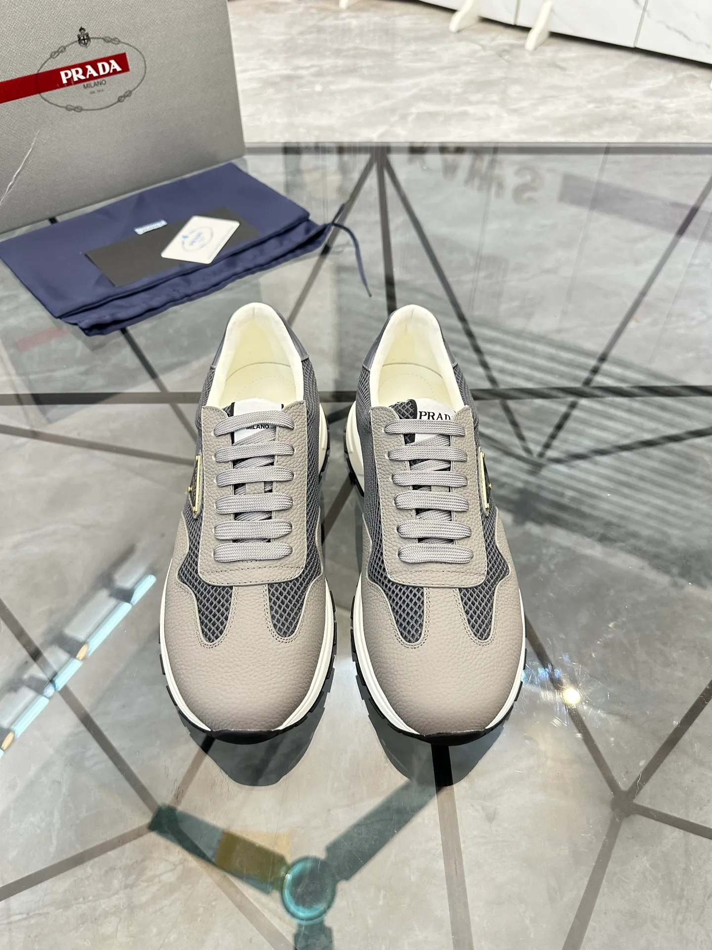 Men's shoes: 💰P600¥ High-end top quality Product trademark: Prada *"Prada*" low-top casual shoes Regular size: 38-45 (can be customized to 46) Product materials: imported first-layer cowhide stitching original material on the upper, water-dyed cowhide lining, cowhide foot pads, original outsole. No.: 001